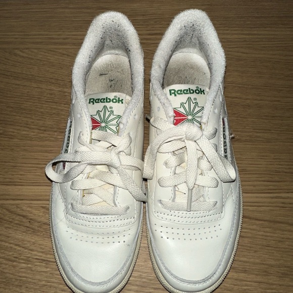 Classic cream reebok sneaker w/ red and green - Picture 5 of 6